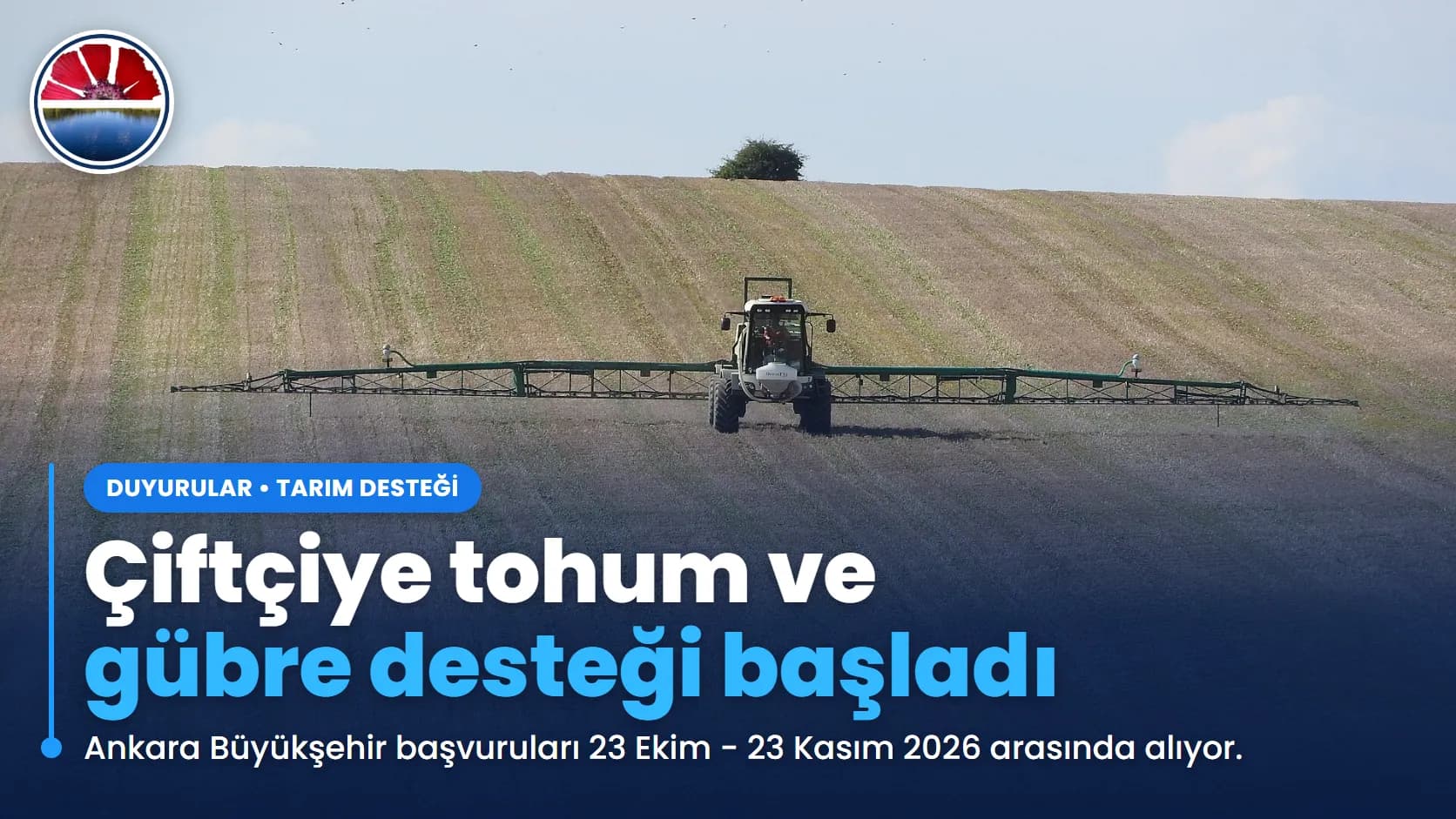 Tarlada gübreleme yapan traktör