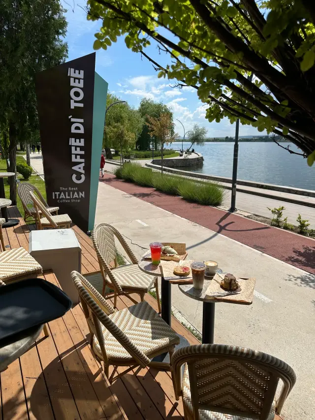 Caffé di Toeé Mogan Gölü