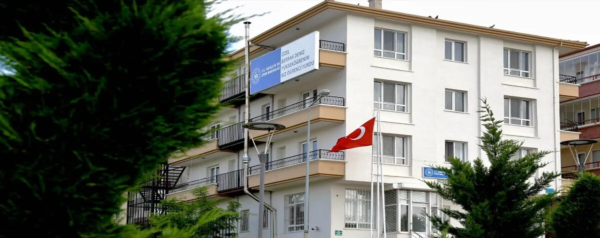Berrak Deniz Kız Yurdu kapak fotoğrafı