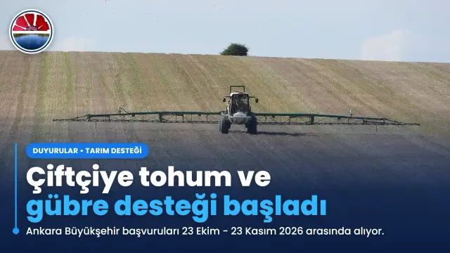 Tarlada gübreleme yapan traktör